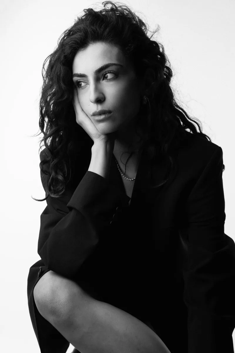 Elvin Köse, black and white studio portrait, chin on hand